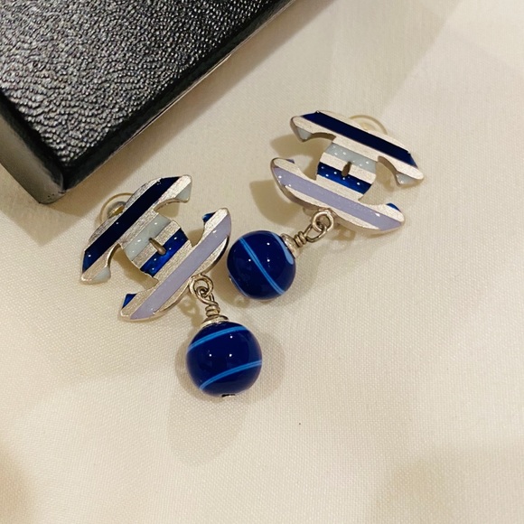 CHANEL Jewelry - Vintage Chanel CC logo and drop beat clip earrings